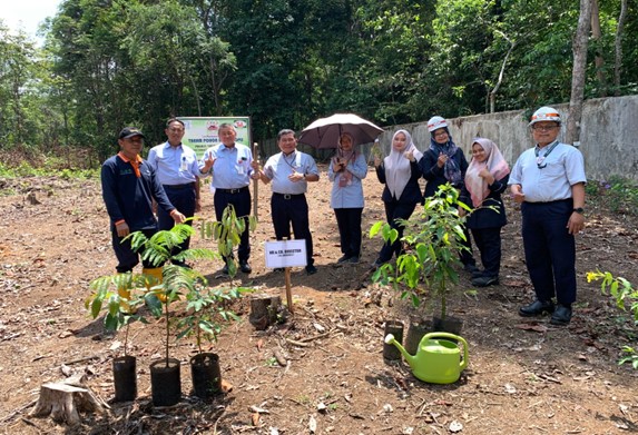 PENANAMAN POHON SECARA SIMBOLIS DI AREA KEHATI PT.TEL